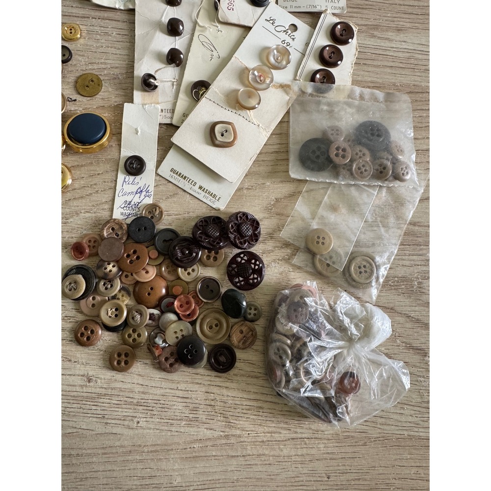 Vintage Button Lot - Le Chic, La Petite, La Vogue - Mixed Metal & Plastic - 100+ - Picture 2 of 7